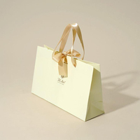 Elegante Cremefarbene Papier-Geschenktüte mit Satinband-Griff für Luxus-Einzelhandel & Hochzeitsverpackungen