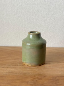 Vase en céramique vert mousse chic avec glaçure mate lisse, forme de bouteille compacte et allure moderne pour les intérieurs élégants - Product Image 2