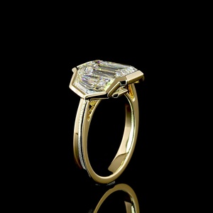 Bague de fiançailles et de mariage en or 14 carats avec diamant de laboratoire certifié IGI, taille émeraude 4 carats, personnalisable en gros, et pierres latérales trapézoïdales - Product Image 2