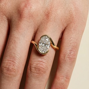Anillo de compromiso solitario moderno con diamante cultivado en laboratorio de corte ovalado de 2 quilates en oro de 14 quilates para mujer - Product Image 5