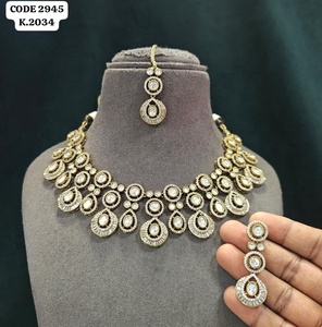 ชุดสร้อยคอ Kundan สุดหรูพร้อมหินห้อยลูกแพร์ชุดเครื่องประดับเจ้าสาวชุบทองพร้อมต่างหูและชุดเซ็ทเซ็ท Maang Tikka - Product Image 2