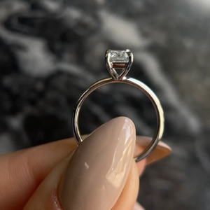 Anillo de Compromiso con Diamante Cultivado en Laboratorio, Corte Esmeralda de 1.5ct, Montura de Puntas, Claridad VS, Color D, en Oro de 14K con Baño de Rodio - Product Image 3