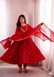 Traje Anarkali Tradicional Rojo para Mujer con Dupatta Bordada, Largo Midi, Corte Holgado, Estilo Indio-Pakistaní para Bodas - Product Image 2