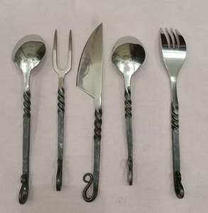 Ensemble de couverts médiévaux, outils de table traditionnels pour les événements sur le thème des châteaux, les restaurants et les occasions spéciales - Product Image 3