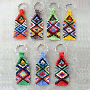 Porte-clés en toile perlée fait main en forme de champignon avec broderie motif rouge et blanc, accessoire de décoration artisanale pour fête - Product Image 3