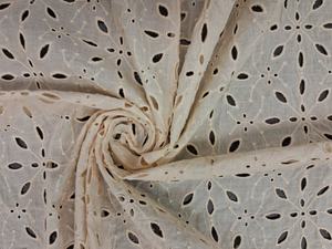 Proveedor Indio de Tela Ligera y Transpirable de Algodón Blanco de Lujo con Bordado Schiffli para Confección de Blusas y Vestidos para Niñas - Product Image 5