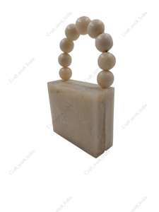 Pochette en résine effet marbre faite à la main avec poignée perlée, sac de soirée de luxe pour femme, création de designer - Product Image 3