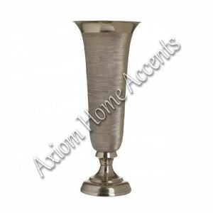 Vase artisanal de luxe moderne fabriqué à la main par Axiom Home Accents Artisanal Aluminium Métal Verre Transparent Glaçure Unique Home Office Decor - Product Image 5