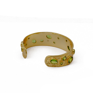 Brazalete Ancho Texturizado Chapado en Oro con Piedra Preciosa Peridoto - Brazalete Bohemio Grueso y Elegante - Joyería de Latón Ajustable, Regalo para Mujer - Product Image 2
