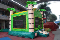 Structure gonflable palmier avec toboggan, parcours de jeux, piste de course, château de saut extérieur décoré, petite machine distributrice, carnaval