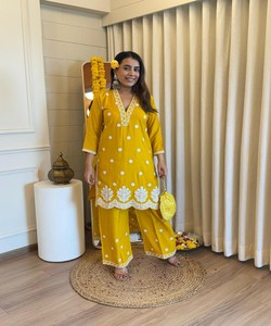 ชุดเซ็ตผ้าเรยอนคอตตอนปักลายใหม่ล่าสุด สำหรับใส่ทำงาน ราคาขายส่ง เสื้อผ้าชาติพันธุ์ สีเหลือง - Product Image 1