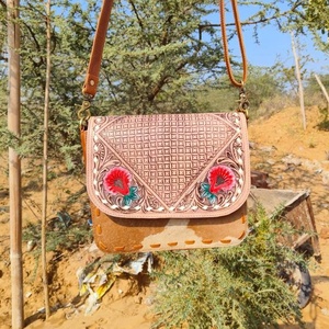 Petit sac à bandoulière en cuir de vachette naturel usiné à la main pour femmes Sac à bandoulière réglable et détachable en cuir avec crunch cireux - Product Image 6