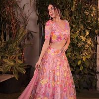 Lehenga Choli brodé en fil de soie Kasturi et de sequins, avec jupe évasée de 3,25 mètres et dupatta en soie créponnée de créateur