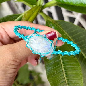 สร้อยข้อมือหินมูนสโตนทำมือ เชือกสีน้ำเงิน หินมูนสโตนธรรมชาติ ปรับขนาดได้ เครื่องประดับสไตล์โบโฮสำหรับผู้หญิง - Product Image 1