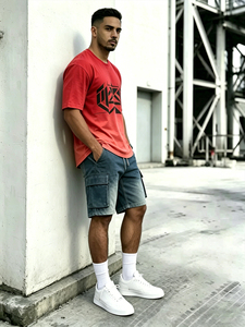 เสื้อยืดพิมพ์ลายกราฟิกสีแดงสำหรับผู้ชาย กางเกงยีนส์ขาสั้นทรงคาร์โก้ ชุดเซ็ตสตรีทแวร์ 2 ชิ้น สไตล์คนเมือง - Product Image 1
