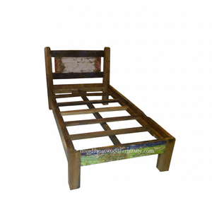 Lit simple en bois de bateau récupéré, démontable, avec tête de lit, couleur naturelle, écologique, durable, meuble artisanal pour chambre à coucher - Product Image 1