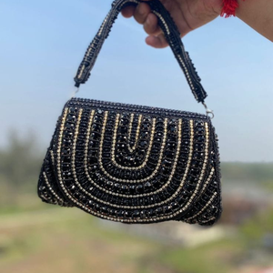 Elegancia Negra Artesanal: Bolso de Mano de Terciopelo Negro de Lujo con Patrones de Arco de Cristal Dorado Radiante - Exquisito Bolso para Fiestas - Product Image 2