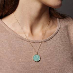 Pendentif en Amazonite Véritable Ronde Plaqué Or avec Chaîne Délicate Vintage pour Femme – Idéal pour les Fiançailles - Product Image 1
