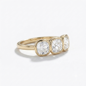 Bague de mariage en or 18 carats avec trois diamants de laboratoire taille coussin, certifiée IGI, vente en gros directe du fabricant - Product Image 2