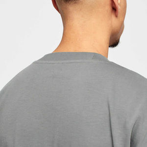 T-shirt gris uni tendance pour homme, coupe ample, 100% coton, col rond, épaules tombantes, pour un look masculin et stylé - Product Image 6