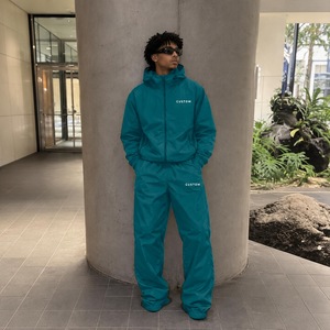 Conjunto de Chaqueta y Pantalones Cortavientos para Hombre, Personalizado con Serigrafía Reflectante, Chaqueta Ligera y Pantalones, Fabricante de Ropa Urbana - Product Image 3