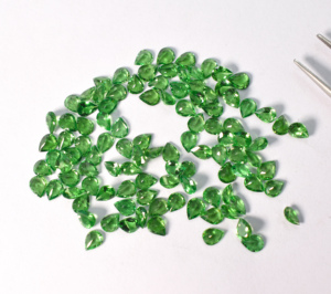 Tsavorite naturelle vert vif taille poire, pierres précieuses de 5x3 mm, 5x4 mm, 7x5 mm, qualité Eye Clean, pierres en vrac pour la joaillerie - Product Image 1