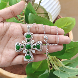 Pendentif Croix Vintage Chrétien en Laiton Plaqué Argent 18 carats avec Pierre Naturelle (Jade, Calcédoine, Quartz, Perle) - Product Image 6