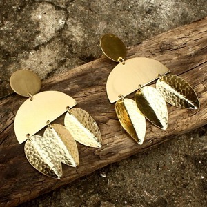 Boucles d'oreilles en laiton plaqué or, motif feuille martelée, forme irrégulière moderne, bijoux artisanaux en métal - Product Image 4