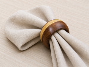 Anneau de serviette en bois moderne avec finition bicolore pour la décoration de table - Product Image 3