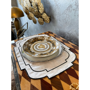 Assiettes de service en métal de couleur argent, finition brillante en laiton poli, pour la table, la cuisine et la présentation des aliments. - Product Image 5