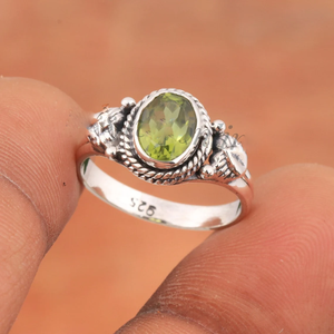 Anillo de Plata 925 con Peridoto y Topacio, Anillo Multicorales Hecho a Mano, Joyería Elegante, Anillo de Piedra de Nacimiento de Agosto, Anillo Único y Distintivo - Product Image 1