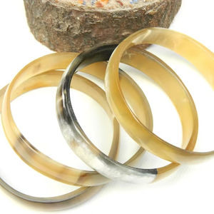 Brazalete Artesanal de Cuerno de Búfalo Pulido y Ecológico, Joyería de Estilo Étnico Vintage - Product Image 1
