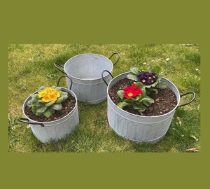 Jardinière suspendue en fer forgé artisanale avec un design de chaîne élégant pour la décoration des plantes de balcon et d'intérieur - Product Image 1