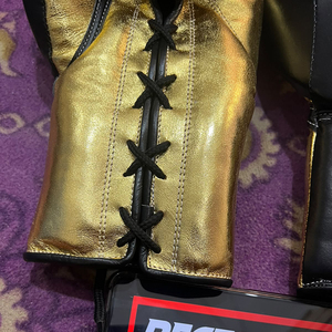 ถุงมือชกมวยแบบพรีเมียม ถุงมือฝึกซ้อมมวยไทย อุปกรณ์สำหรับการฝึกซ้อมแบบสปาร์ริง รับผลิตตามสั่ง ขายส่ง OEM ODM อุปกรณ์ต่อสู้ ผู้จัดจำหน่ายอุปกรณ์กีฬา - Product Image 3