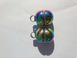 กระดิ่งคู่สีรุ้งไทเทเนียมสำหรับฝึกเหยี่ยว ยี่ห้อ Falconry Dual Tone Lahori Bells คู่เสียงสูง เหมาะสำหรับปลอกคอแมวและสุนัข มีให้เลือก 5 ขนาด - Product Image 4