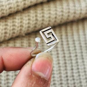 Anillo minimalista de latón con diseño griego de meandro, espiral geométrica cuadrada, chapado en plata, estilo tribal bohemio, al por mayor, para hombre. - Product Image 4