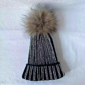 Chapeau d'hiver élégant en tricot noir avec strass et pompon en fourrure, unisexe, pour usage extérieur, pour adultes. - Product Image 5