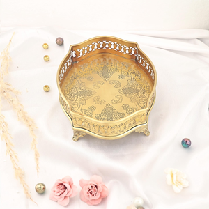 Plateau de service décoratif en métal doré antique, motif floral gravé, bord surélevé, décoration de table, décoration d'intérieur - Product Image 5