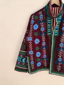 Veste en velours Suzani faite à la main avec broderie florale artisanale, art populaire bohème, vêtement ethnique d'hiver pour femmes, vêtement vintage fait à la main - Product Image 6