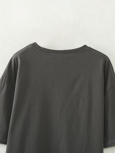 T-shirt graphique illustré Catwalk Vibes pour femme 2026 Gris anthracite Coupe oversize Streetwear artistique Haut de mode estival HD - Product Image 6