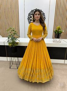 Traje Anarkali Amarillo Tradicional para Mujer con Dupatta Bordada, Largo hasta el Suelo, Corte Regular, Estilo Indio-Pakistaní - Product Image 4