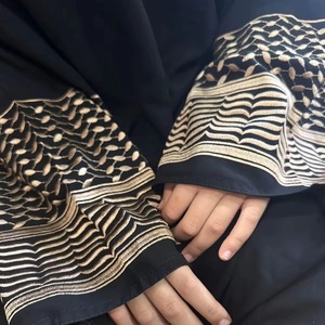 Abaya pour femmes de la marque Modest Fashion, avec un design luxueux de manches et de panneaux avant brodés à la main en 3D - Product Image 3