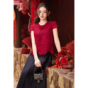 Blusa Corta de Encaje Floral Rojo para Mujer, Cuello Redondo, Manga Corta, Dobladillo Festoneado, Diseño Personalizado VELA, ODM OEM - Product Image 4
