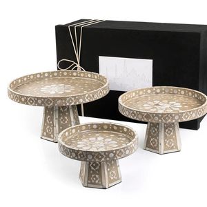 Assiettes rondes en bois avec incrustation de nacre dorée, design minimaliste oriental, ensemble de présentoirs pour fêtes et réceptions. - Product Image 1