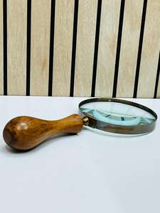 Loupe grossissante de 4 pouces en laiton finition antique avec poignée ronde en bois - Product Image 4