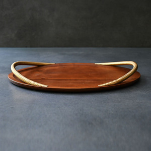Plateau de service rond en bois exquis, avec une finition bois riche et des poignées courbes dorées texturées distinctives en forme de serpent, pour le service. - Product Image 1