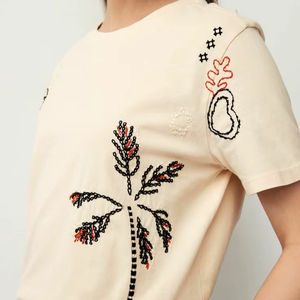 Camiseta de Mujer de Algodón Beige de Manga Corta con Bordado de Palmera, Diseño Gráfico Hecho a Mano, Top Casual de Verano - Product Image 1