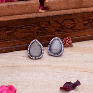 ต่างหูดีไซน์ดั้งเดิมประดับคริสตัลสีเทา งานฝีมือประณีต เหมาะสำหรับงานแต่งงาน ซานเกต ฮัลดี เมห์นดี - Product Image 2