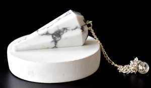 Magnifiques pendules facettés en howlite blanche, sculptés, pour la méditation et l'énergie de guérison, design élégant. - Product Image 2