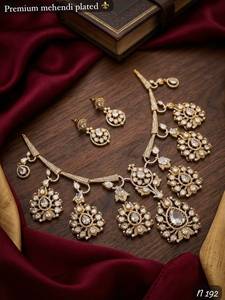 Nouveau collier de mariage de haute qualité certifié IGI en acier inoxydable plaqué or avec un design floral, style classique pour femmes - Product Image 4